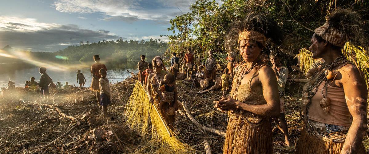 Masyarakat Adat Papua Awyu berkumpul dalam upacara pemasangan salib di kampung Kowo, Boven Digoel, Papua Selatan. (Foto: Jurnasyanto Sukarno/Greenpeace)